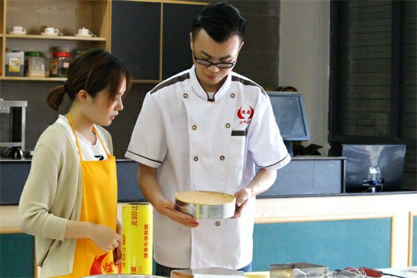 裙子静电吸腿怎么办？裙子吸腿除静电有哪些小妙招‘beat·365’