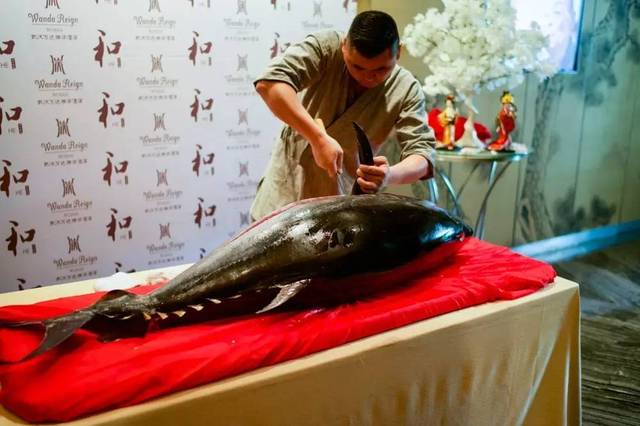 beat365官网_今天穿什么:文艺复兴艺术美不过油画印花裙