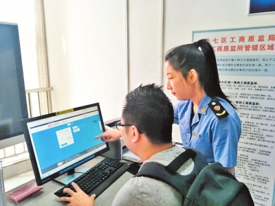 【beat365官网】钟山县荣誉村主任开展春节前慰问活动