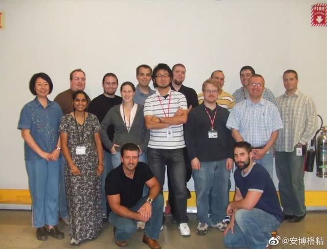 beat365官网-Fuzzface晒军旅照:经常想念那个时候(图4) beat365官网