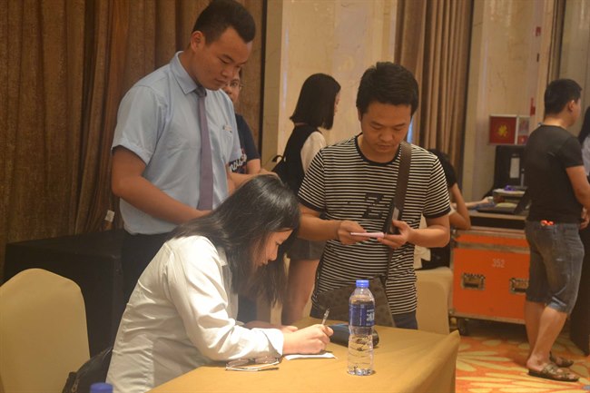 “beat·365”过膝长靴配高开衩裙 明星都在这样搭！